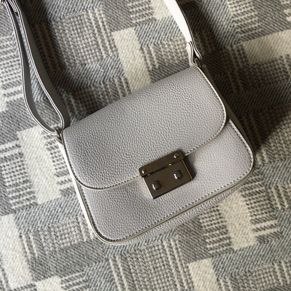 ๐ฉถ Lovely gently used grey & silver pebbled leather adjustable crossbody purse - Picture 5 of 16